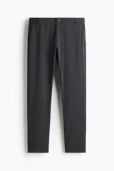 Pantalón de corte ajustado en color gris oscuro, con cierre frontal de botón, bolsillos laterales y bolsillo trasero insertado.