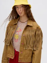 Campera de denim color negro con diseño de flecos en la parte frontal, cuello camisero y cierre frontal con botones metálicos.