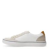 Championes urbanos Democrata modelo Yane, color blanco con detalle de logo lateral en azul marino y refuerzo en el talón color marrón. Presentan cierre con cordones y suela de goma texturizada.