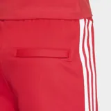Short Adidas de piqué color rojo con las tres tiras blancas a los lados y el logo del trifolio bordado en el lateral.