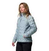Campera puffer Columbia modelo Delta Ridge II, color celeste, con tecnología Omni-Heat reflectante, construcción HeatSeal sin costuras y aislamiento de plumón de 650 fill power. Presenta cierre frontal, cuello alto con protector de barbilla y bolsillos laterales con cierre.