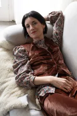 Chaleco de terciopelo azul con corte sastrero y botones al tono.