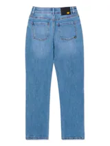 Pantalón de jean de corte recto y tiro alto, en tono celeste claro. Cuenta con diseño clásico de cinco bolsillos y cierre frontal con cremallera y botón.