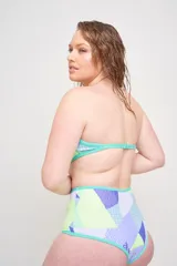 Conjunto de bikini azul con estampado de flores blancas. El corpiño es strapless con copa fija y bretel desmontable. La bombacha es tipo short con cintura alta.