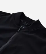 Campera estilo bomber de color negro, confeccionada con tejido repelente al agua. Posee cuello semi alto, cierre frontal con cremallera, bolsillos laterales y puños y dobladillo elastizados. Marca Marfinno.