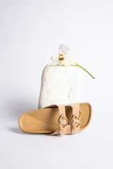 Sandalias negras con dos tiras anchas sobre el empeine, hebillas doradas ajustables y plantilla anatómica.