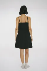 Camisón maternal de algodón color negro, con breteles regulables, broches de acceso para lactancia y pinzas delanteras que permiten un ajuste adaptable al cuerpo.