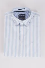 Camisa de corte slim fit con estampado de cuadros en tonos rojos, azules, blancos y negros. Presenta cuello clásico, cierre frontal abotonado y logo bordado en el pecho.