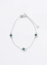 Pulsera de cadena forcé en plata 925 con tres puntos de luz engastados con zirconias de color verde inglés.