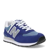 Championes urbanos New Balance modelo 574, en tonos azul y celeste. Confeccionados en gamuza y malla textil, presentan el logo N característico en los laterales, cordones blancos y entresuela con tecnología ENCAP para mayor soporte y estabilidad.