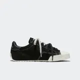 Championes de ante negro Converse Chuck Lo Pro con detalles en piel y puntera de goma blanca. Incluyen cordones intercambiables en color blanco jaspeado y negro.