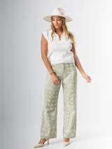 Pantalón wide leg de tiro medio, color verde seco con estampado de cachemir en blanco.