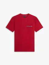 Remera de manga corta Tommy Hilfiger color rojo, de corte regular fit y cuello redondo. Cuenta con un bolsillo aplicado en el pecho adornado con una cinta distintiva tricolor yfechas bordadas de la marca.