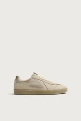Zapatilla de estilo retro con cordones y efecto desgastado, confeccionada en una combinación de materiales con detalles de piel con acabado serraje y suela de goma a contraste.