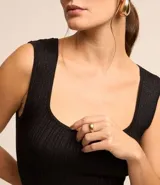 Blusa de viscosa con efecto metalizado, tirantes anchos, escote cuadrado y diseño acanalado al cuerpo, de la marca Cortelle.