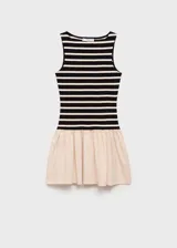 Vestido corto de diseño entallado con cuerpo de algodón a rayas horizontales y falda con vuelo en color beige.