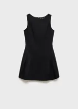 Vestido corto negro de corte evasé, confeccionado en mezcla de lino y lyocell. Presenta cuello barco, sin mangas con tirantes anchos, y detalle de pliegues en la falda. Cuenta con cierre de cremallera en la parte posterior.