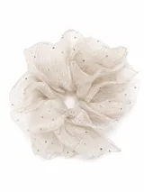 Colero para el cabello de tela con textura metalizada en tono crudo, decorado con pequeños apliques brillantes distribuidos por toda la superficie.