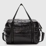 Bolso deportivo Bubba Essentials modelo Originals Classic, color negro, con diseño acolchado tipo puffer. Cuenta con compartimento exterior para calzado, correas de mano con logo estampado y correa ajustable extraíble.