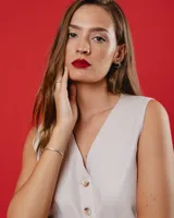 Chaleco negro de lino con botones frontales y forro interno.