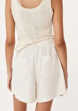 Short de vestir blanco de tiro alto, corte recto y holgado, con pinzas frontales.