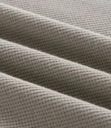 Remera masculina de algodón y poliéster, color verde claro, con cuello redondo, manga corta y corte relajado. Presenta una textura de mini waffle.