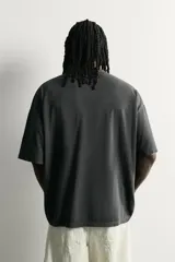 Camiseta de algodón con cuello redondo y mangas cortas, de corte relaxed fit y efecto lavado gris.