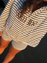 Campera rayada de estilo vintage, confeccionada en tejido suave y elastizado con serigrafia ARDIDO, con cierre frontal y calce cómodo.