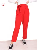 Pantalón rojo de vestir, con corte recto, cintura alta con lazo y bolsillos laterales.