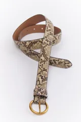 Cinto de cuero sintético con estampado de piel de serpiente en tonos rojo y negro, hebilla metálica dorada y costuras blancas.