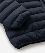 Campera puffer ultraligera de cuello alto con cierre frontal por cremallera y bolsillos laterales. Diseño acolchado con acabado liso.