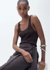 Musculosa marrón de tejido de punto grueso con tirantes anchos y cuello escotado.