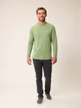 Remera de manga larga color verde, con cuello redondo y pequeño logo bordado en el pecho.