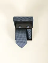 Set de corbata, pañuelo de bolsillo y gemelos a juego, color azul marino con diseño de pequeños puntos blancos.