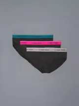 Pack de tres slips de algodón color gris oscuro con cintura elástica con el logo de Calvin Klein en celeste, fucsia y gris.