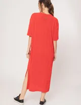 Vestido túnica azul eléctrico de tela elastizada, corte oversized, largo midi, con tajos laterales y escote redondo.