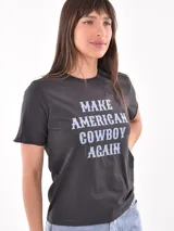Remera gris oscuro con estampa frontal con la frase "Make American Cowboy Again" en letras celestes.