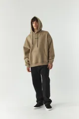 Canguro verde militar con capucha y cordones ajustables, con logo estampado en el frente.