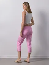 Pantalón capri blanco de tencel elastizado, marca Ruby Rd. Tiene pretina ancha elastizada, bolsillos simulados delanteros, bolsillos aplicados traseros, corte recto y terminación de ruedo desflecado.