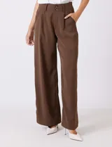 Pantalón palazzo de tiro alto en color verde militar, con diseño de doble abotonadura frontal, pinzas en la cintura y pierna ancha. Cuenta con cintura elástica en la parte posterior para mayor ajuste y bolsillos laterales funcionales.