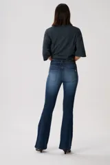 Jean oxford tiro bajo, color negro, de corte ajustado en la parte superior y con botamanga acampanada. Cuenta con bolsillos funcionales, pasacintos y cierre frontal con botón metálico.