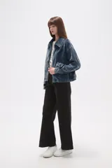 Campera azul de pana con cierre frontal, cuello camisero y corte holgado.