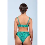Bikini de dos piezas con estampado animal print en color verde y negro. El corpiño es de estilo triángulo con un aro decorativo en el centro y breteles finos. La bombacha es de tiro medio con corte clásico.