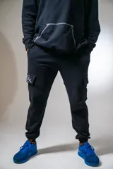 Pantalón de jogging negro con bolsillos cargo laterales y logo estampado en el bolsillo.