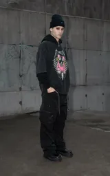 Remera de algodón con efecto nevado, corte oversize y estampa frontal de un oso de peluche rosa con máscara de gas rodeado por una estructura ósea.