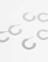 Set de aros plateados tipo argolla, chatos y de tamaño pequeño.