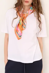 Remera de manga corta y cuello redondo color crudo, corte clásico y holgado.