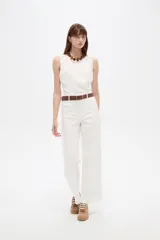 Musculosa blanca sin mangas de viscosa, con ajuste al cuerpo, cuello a la base y detalles de vivos.