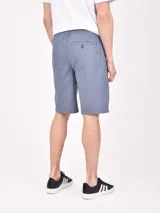 Bermuda de gabardina color beige, con cintura elástica ajustable con cordón, bolsillos laterales y traseros.