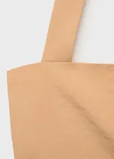 Top de cuello halter con diseño entallado, confeccionado en tejido de lyocell. Presenta un detalle fruncido en el lateral, cierre de botones en el cuello y cierre de cremallera lateral.